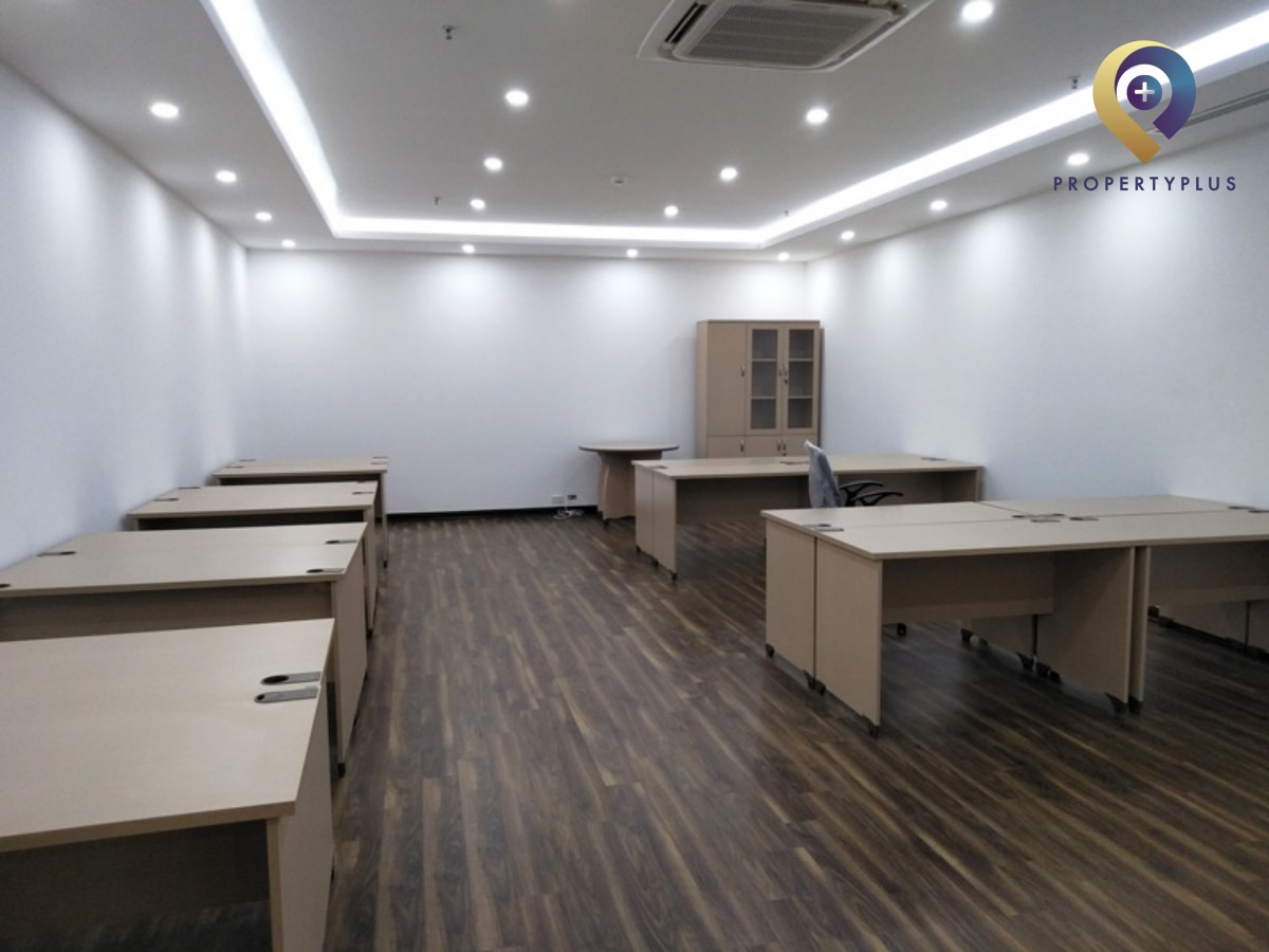 Không gian văn phòng trống với sàn gỗ và bàn làm việc hiện đại tại tòa nhà N04 Hoàng Đạo Thúy.